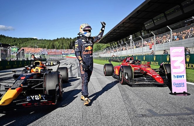 El piloto holandés de Fórmula Uno Max Verstappen de Red Bull Racing celebra tras terminar primero en la clasificación para el Gran Premio de  de Austria. / CHRISTIAN BRUNA