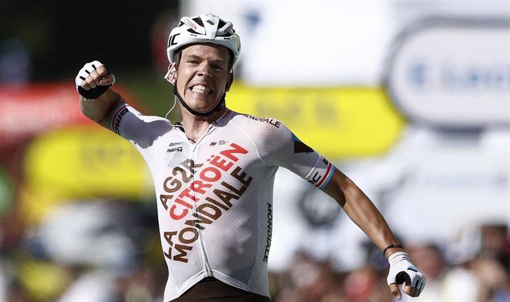 El ciclista luxemburgués Bob Jungels, del equipo Ag2R Citroen, gana la 9ª etapa del Tour de Francia 2022 sobre el kilómetro 192,9 desde Aigle en Suiza hasta Chatel Les Portes du Soleil en Francia, este domingo. EFE/ Guillaume Horcajuelo