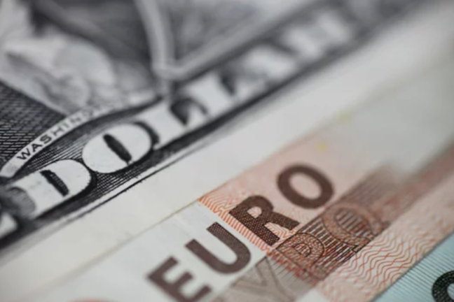 El euro y dolar.