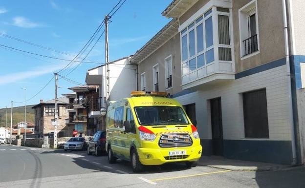Una ambulancia en la sede de urgencias, en la calle principal de Arenas de iguña. / ALERTA