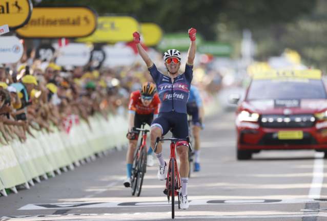 El danés Mads Pedersen celebra su triunfo en la 13ª etapa del Tour de Francia. /GUILLAUME HORCAJUELO