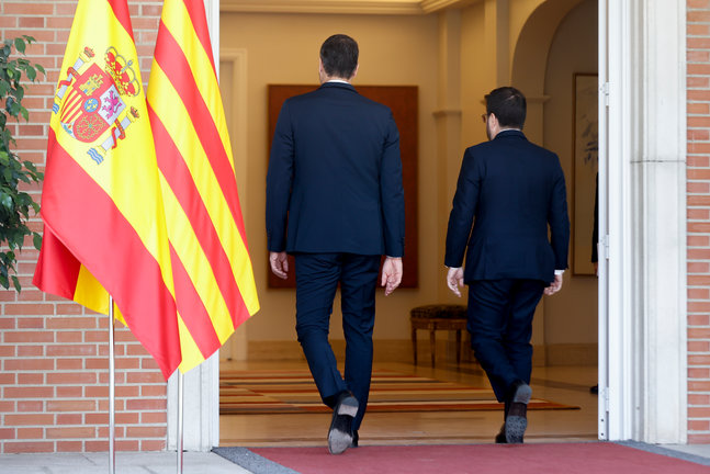 El presidente del Gobierno, Pedro Sánchez (c), yl presidente de la Generalitat de Cataluña, Pere Aragonès, se dirigen a mantener una reunión este viernes en el Palacio de la Moncloa. / Emilio Naranjo