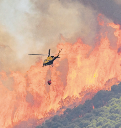 Un helicóptero trabaja en las tareas de extinción del incendio. /Daniel Pérez