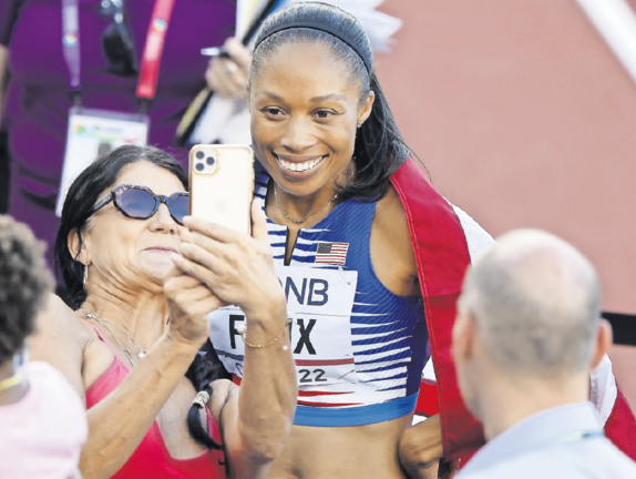 La atleta estadounidense Allyson Felix posa para un selfie con un fan. / EFE