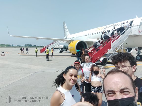 José Antonio y su familia subiendo finalmente al avión. / ALERTA