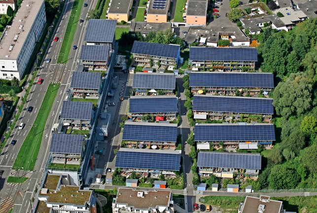 Barrio solar en Friburgo, Alemania. En España, el primer barrio solar conocido es el instalado en Zaragoza con un coste de inversión de 200.000 euros, cuya instalación fotovoltaica será implantada en un edificio municipal de la ciudad.
