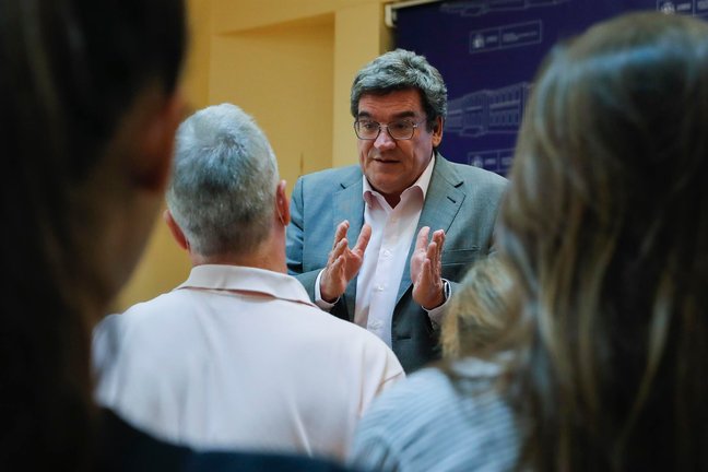 El ministro de Inclusión, Seguridad Social y Migraciones, José Luis Escrivá, conversa con un grupo de periodistas. / Luis Millán