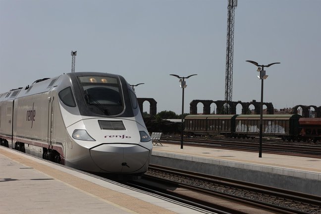 Vista del tren Alvia S-730 de altas prestaciones de Extremadura./ Jero Morales