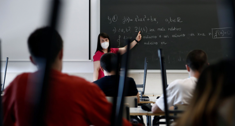 Una profesora de secundaria dando clase a sus alumnos. / EFE