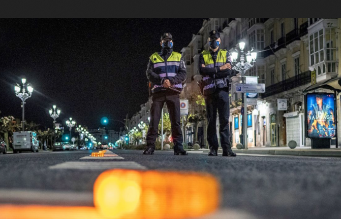 Policías patrullando de noche en Santander. / ALERTA