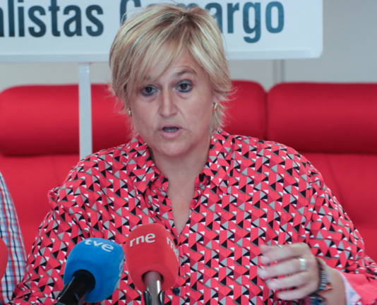 La alcaldesa de Camargo, Esther Bolado en declaraciones con los medios. / ALERTA