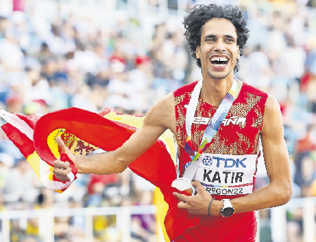 El atleta murciano Mohamed Katir celebra su medalla de bronce en 1.500 metros. / EFE