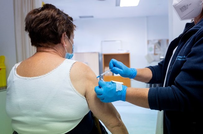 Una mujer recibe una vacuna en su centro médico. / EP