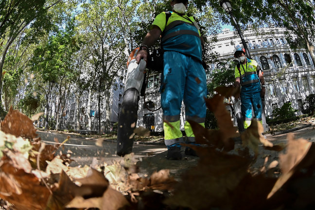 Dos empleados de los servicios de limpieza en el centro de Madrid. /Fernando Villar