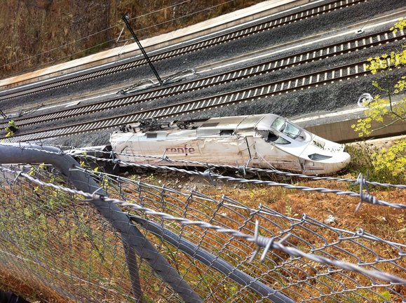 Imagen del accidente del tren Alvia en Santiago de Compostela. / Archivo