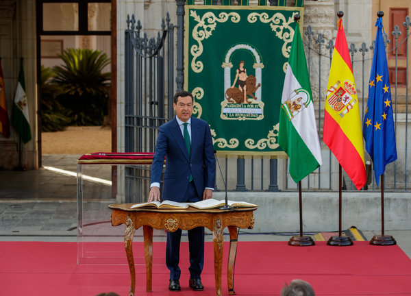 El presidente de la Junta de Andalucía, Juanma Moreno, jura este sábado el cargo para un nuevo mandato. / Julio Muñoz