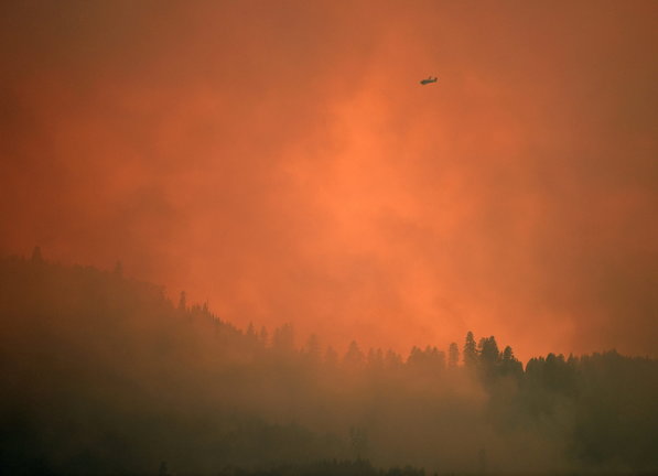 Vista de un incendio en el valle del parque Yosemite en California (Estados Unidos), en una fotografía de archivo. /Stuart Palley