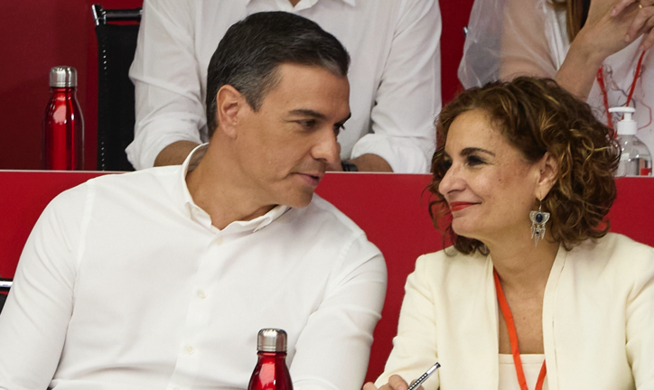 El presidente del Gobierno, Pedro Sánchez; y la ministra de Hacienda y Función Pública, María Jesús Montero.