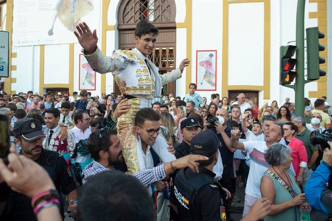 El diestro Manuel Diosleguarde sale por la puerta grande tras la corrida de la Feria de Santiago celebrada este sábado en la plaza de toros de Santander. EFE/Pedro Puente