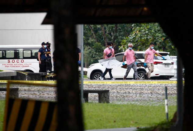 Trabajadores funerarios llevan el cuerpo de una víctima de un tiroteo en una universidad en Quezon City, Metro Manila, Filipinas, 24 de julio de 2022. EFE/EPA/ROLEX DELA PENA