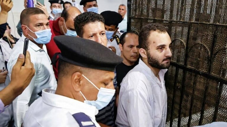 Un Tribunal Penal de Mansoura encabezado por Bahaa Al-Din Al-Marri dictó una sentencia de muerte final el miércoles al acusado Mohamed Adel, quien asesinó a su compañera de clase Nayera Ashraf, después de consultar con el gran muftí del país.