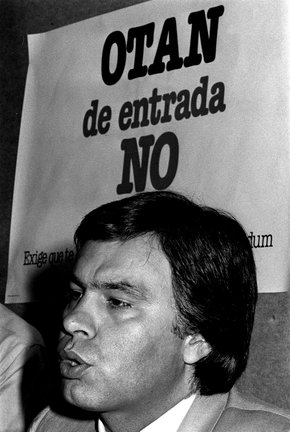 Rueda de prensa del secretario general del PSOE, Felipe González, para explicar la postura de su partido contra el ingreso de España en la OTAN (1981). M. H. DE LEON