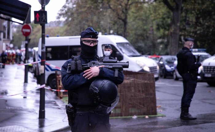 Agentes de la policía francesa se paran en la entrada de la iglesia Basílica de Notre Dame en Niza, Francia, el 29 de octubre de 2020, luego de un ataque con cuchillo.EFE : EPA : SEBASTIEN NOGIER