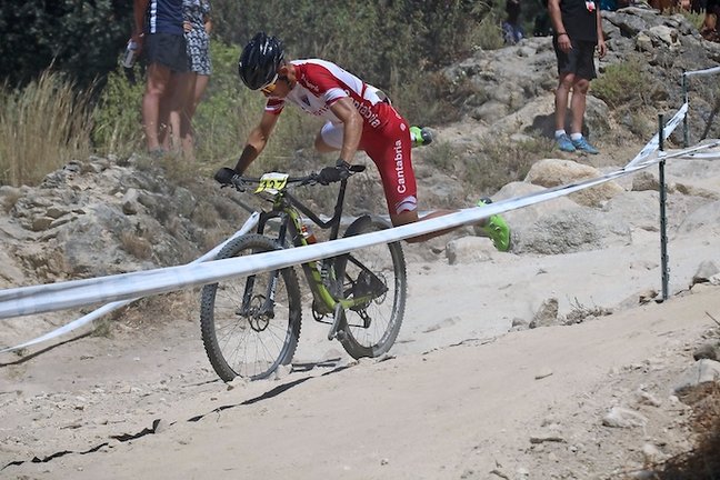 Un ciclista de la selección cántabra durante su participación en el Campeonato de España de BTT. / Alerta