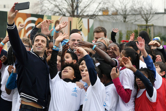 El presidente de París 2024, Tony Estanguet, se toma un selfie durante la Semana Olímpica y Paralímpica en el College Dora Maar, en Saint Denis, Francia, el 4 de febrero de 2019 - Foto Philippe Millereau / KMSP / DPPI