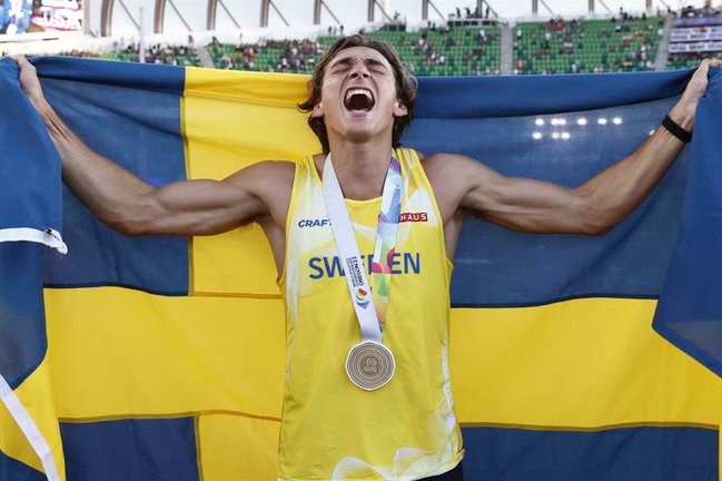 El atleta sueco Armand Duplantis celebra su medalla de oro y establecer un nuevo récord mundial con un salto de 6,21 metros en el Campeonato Mundial de Atletismo Oregon, en Hayward Field en Eugene, Oregon, EE.UU. EFE/Robert Ghement