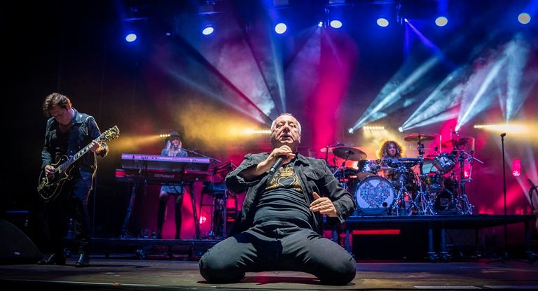 El cantante de la banda británica "Simple Minds", Jim Kerr, durante el concierto del festival Magdalena en Vivo 2022 ofrecido este martes en Santander. Román Aguilera