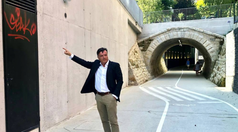 El concejal, Guillermo Pérez-Cosío señala uno de los grafitis frente al nuevo túnel de la ciudad.