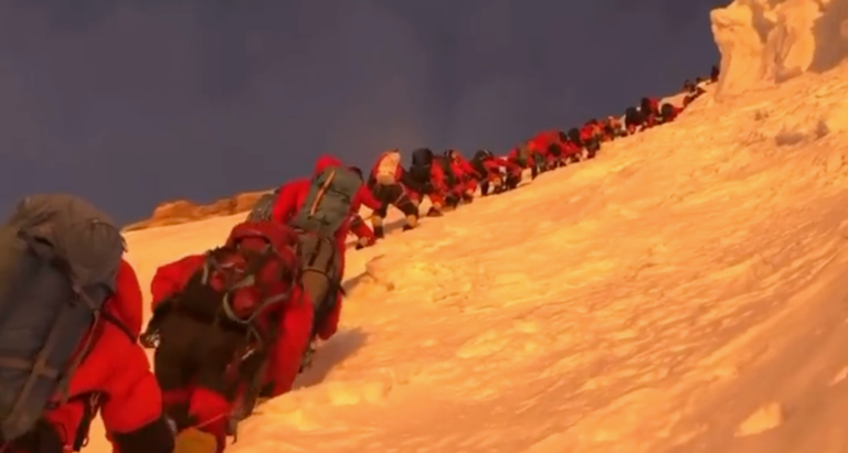 Fotograma del vídeo subido por el alpinista sherpa Mingma G en Instagram, en el que se observa la cola de escaladores en el K2 el 22 de julio de 2022.