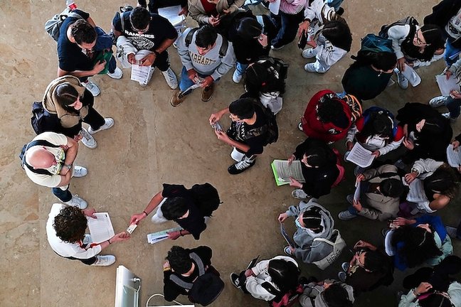 Imagen de un grupo de alumnos antes de comenzar la prueba de acceso a la universidad. / E.P.