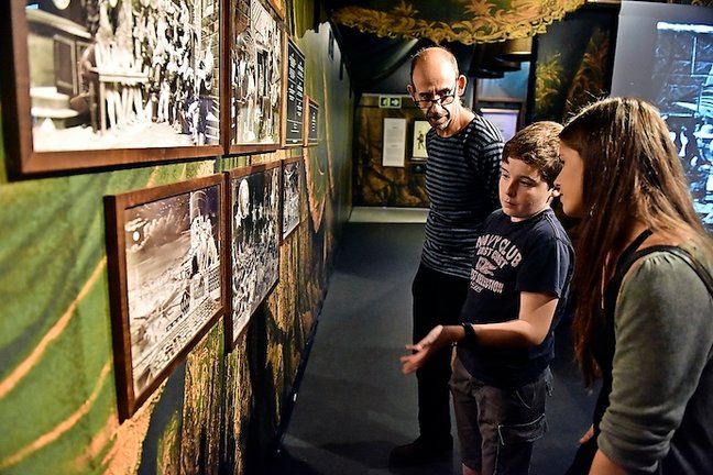 Visitantes observan las fotografías de la exposición. / ALERTA