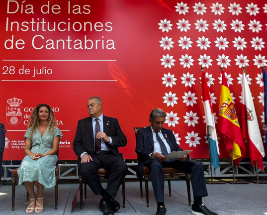 El presidente regional, Miguel Ángel Revilla sentado junto a sus socios de gobierno, los socialistas Ainoa Quiñones y Joaquín Gómez.