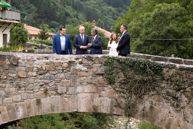 El presidente de Cantabria, Miguel Ángel Revilla, y el lehendakari del Gobierno Vasco, Iñigo Urkullu en el Valle de Villaverde. / ALERTA