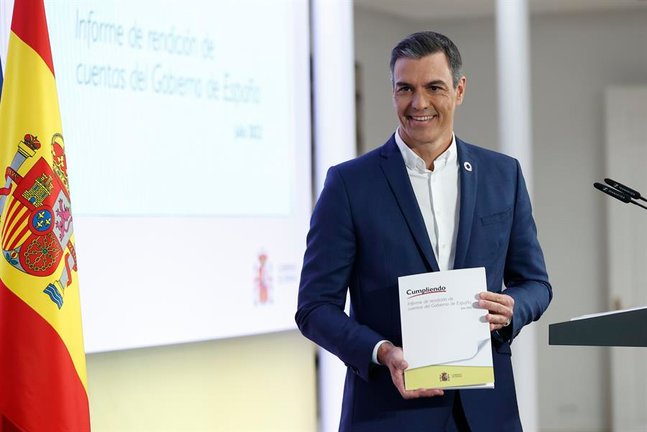 El presidente del Gobierno, Pedro Sánchez, posa con el informe de rendición de cuentas del Gobierno de España. / EFE/ Chema Moya