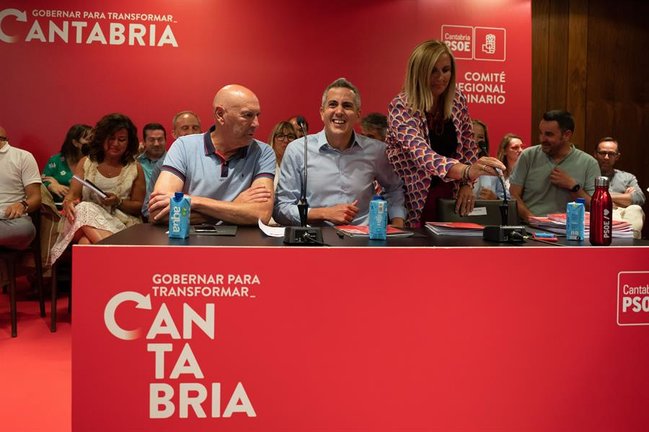 El secretario general del PSOE de Cantabria, Pablo Zuloaga (c), participa este viernes en el Comité Regional del PSOE de Cantabria. EFE/ROMÁN G. AGUILERA