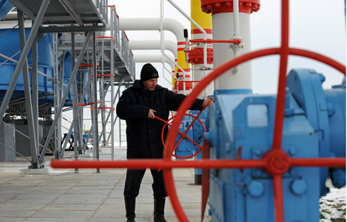 Un trabajador de la compañía de gas Naftogaz ajusta las válvulas tras la ceremonia de inauguración de la estación de compresión y retención de gas Bobrovnytska.