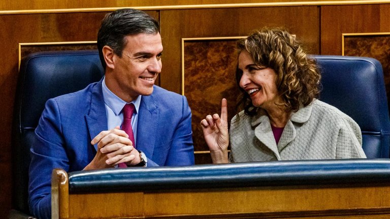 Sánchez y la María Jesús Montero  que fue consejera andaluza en la época de la corrupción.