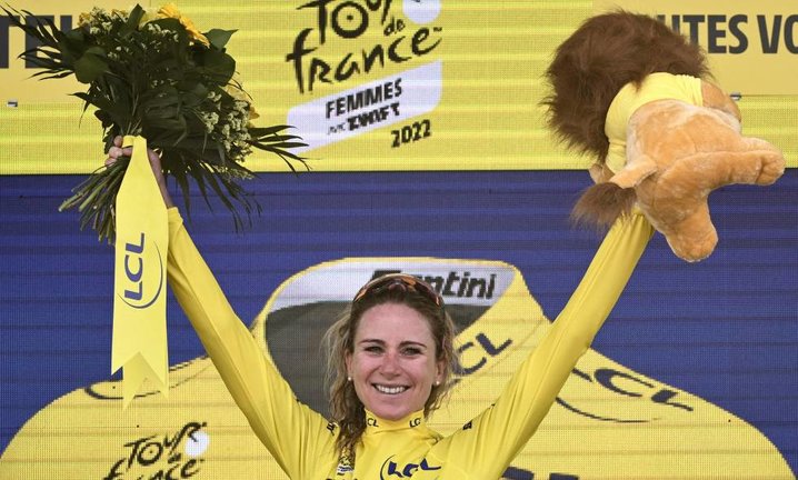 Annemiek van Vleuten es la nueva líder del Tour de Francia femenino. AFP