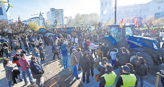 Vista de la manifestación de los ganaderos el pasado marzo por las calles de Santander. / ALERTA