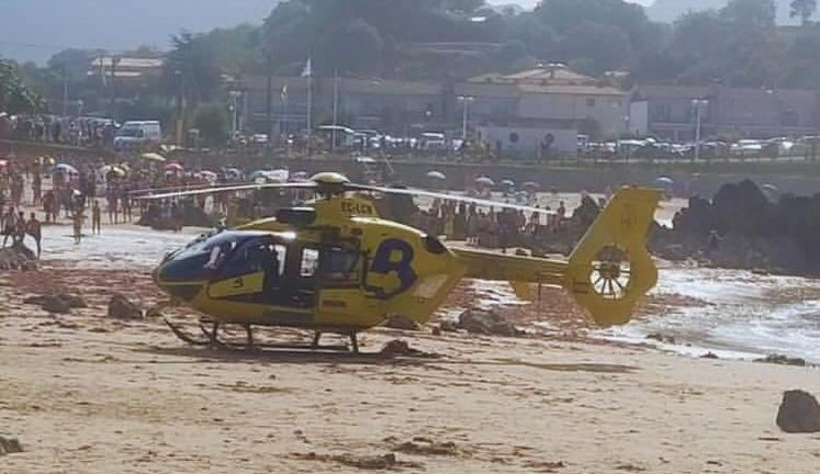 Helicóptero de Bomberos de Asturias que auxilió a la mujer hasta el hospital de Oviedo. / ALERTA