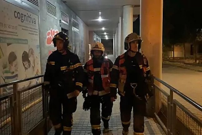 Bomberos en el lugar el incendio en Vallecas. EMERGENCIAS MADRID