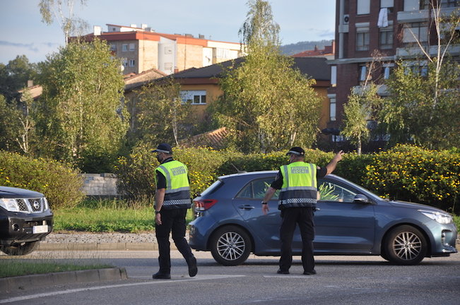 Dos policías en la entrada de Torrelavega. / ALERTA