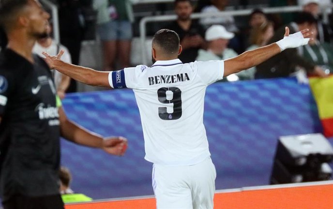 El delantero francés del Real Madrid Karim Benzema celebra tras marcar el segundo gol, durante la final de la Supercopa de Europa que disputan Real Madrid y Eintracht Frankfurt en el Estadio Olímpico de Helsinki. EFE/Chema Moya
