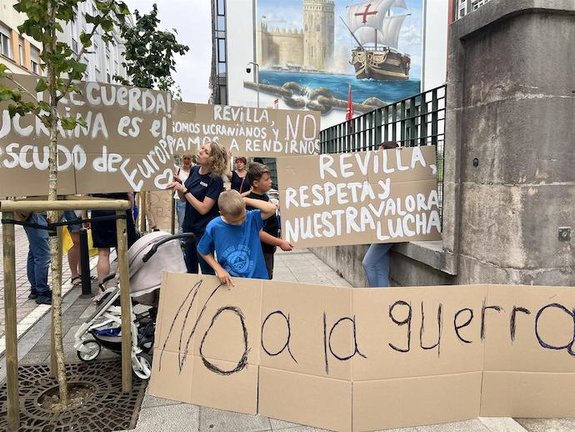 Un grupo de ucranianos sostiene pancartas en la sede del Gobierno de Cantabria por las declaraciones de Miguel Ángel Revilla sobre la guerra. / ALERTA