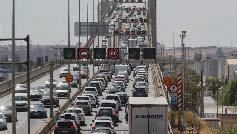 En las carreteras del país hubo retenciones por la gran afluencia de tráfico. / EFE
