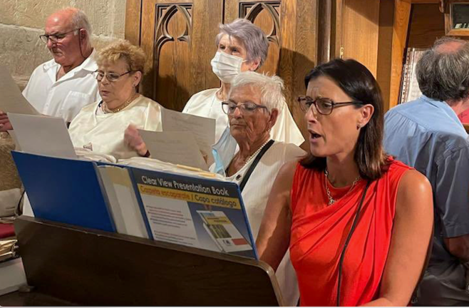 Gema Igual cantando en el coro de la Iglesia de Santander. / ALERTA